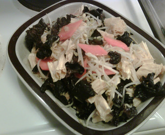 Vegetarisk wok på torkad doufu, böngroddar och svarta trä-öron