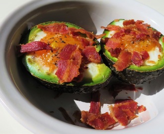 Varm avokado med ägg och bacon