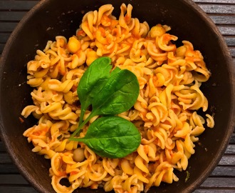 Bönpasta med tomatsås