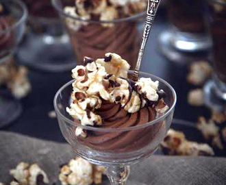 Chokladkräm med karamelliserade chokladpopcorn