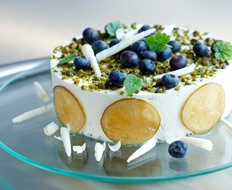 Glasstårta med pistage, lime och blåbär