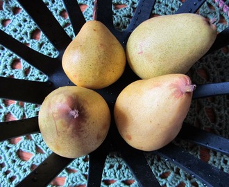 Pocherade päron, hemmagjord Philadelfiaglass och enkel chokladsås