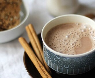 Kryddig varm choklad med mandelmjölk