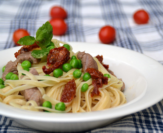 Krämig pasta med fläskkarré, ärtor & tomater