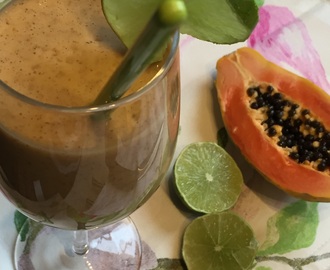 Frukostsmoothie med hemgjord mandelmjölk, inca, banan, mango eller papaya, havtorn och chiafrön