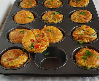 Frukost muffins med salami, ägg, röd paprika och västerbottenost.