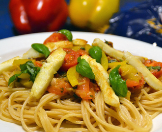 Spaghetti med tomater & halloumi – lätt vardagslyx