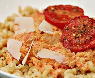 Röd tonfisksås med chili till pasta med ugnsrostade tomater