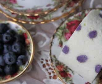Blueberry cream roll…Mumsig blåbär rulltårta med söta lila pricka.