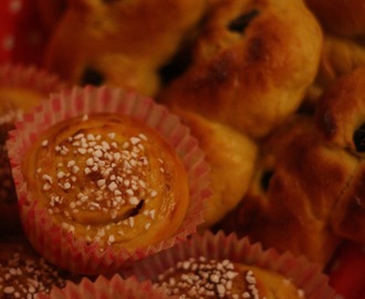 Klassiska lussebullar och Saffransbullar med vit choklad