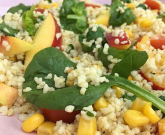 Fräsch bulgursallad med nektarin, spenat och örtolja!