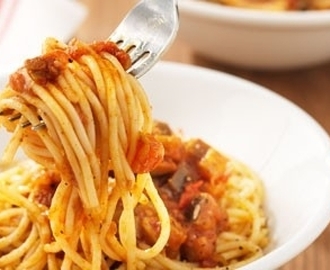 Spaghetti med aubergine och tomatsås