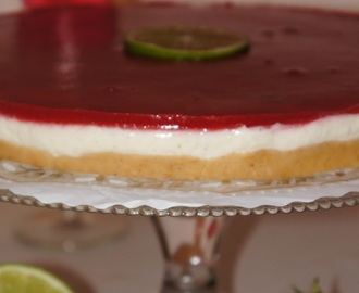 Tårta med cheesecakemousse & jordgubbsgelé