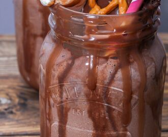 Ur arkivet: Nutellafudge milkshake med pretzel, vispad chokladgrädde & marshmallows