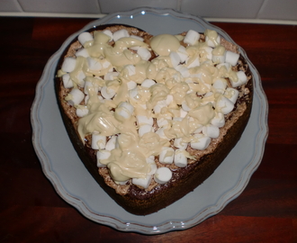 Kladdkaketårta med chockladtäcke och mini marshmallows