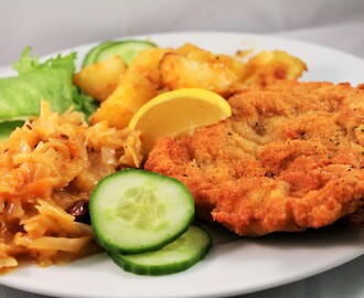 Schnitzel med kålstuvning och stekt potatis