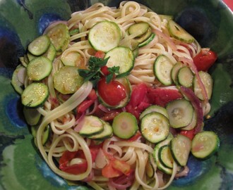 Skördepasta på zucchini, lök & tomater