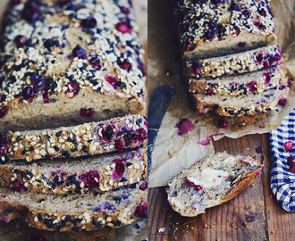 Mjukt och saftigt glutenfritt bröd med lingon – och zucchini!