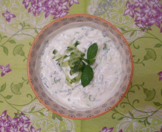 Raita (indisk yoghurtsås) med mynta och gurka – Pudina raita – Restaurant style
