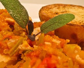Kyckling, bakpotatis, med tomat, selleri och salvia kompott. ”veckans matlåda”