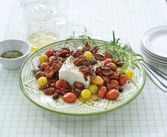 Bakad fetaost med tomater och oliver