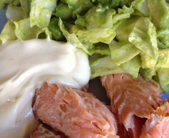 Varmrökt lax med krämig avokadosallad och aioli