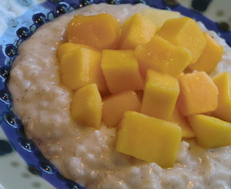 Dagens frukosttips - lyxigt, nostalgisk risgrynsgröt med kokos och mango