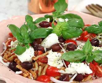 Italiensk pastasallad med soltorkade tomater