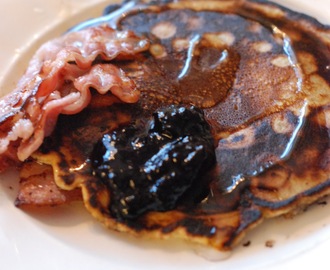 amerikanska pannkakor med bacon, blåbärssylt o lönnsirap