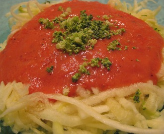 Zucchinispaghetti med chilistark tomatsås