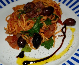 Spaghetti med sardel- och tomatsås med kapris och Kalamataoliver