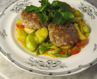 Lammfärsbiffar och grönsakswok med ingefära och curry