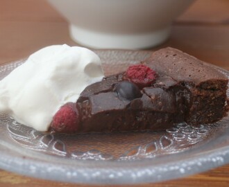 Kladdkaka med mörk choklad och färska bär