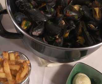 Moules frites med tomat och curry