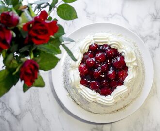 Glutenfri gräddtårta med jordgubbar och vaniljfärskost