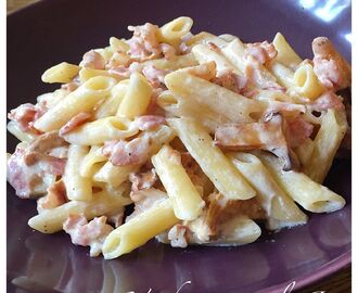 Krämig pasta med bacon och kantareller