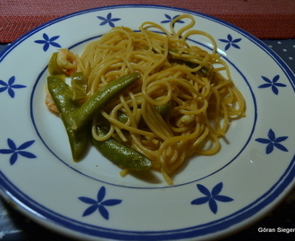 Pasta med räkor och sockerärter