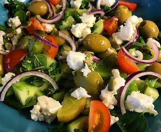 Grekisk sallad med ljummen potatis