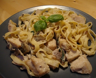 Vitlöksdoftande pasta med kyckling och svamp