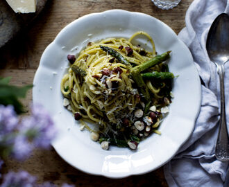 Grön spagetti med massa vitlök, sparris, parmesan, pesto och hasselnötter