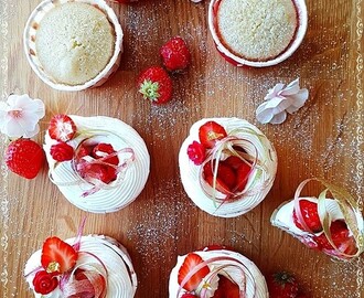 Kardemumma cupcakes med jordgubbar, rabarber och maräng