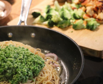 Pastarätt med broccolipesto och stekt halloumi