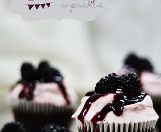 One-Bowl Chocolate Cupcakes with Blackberry Mascarpone Frosting (Chocklad Cupcakes med Björnbärsfrosting)