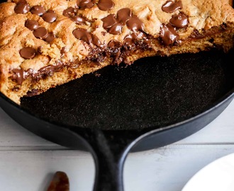 Nutella Stuffed Deep Dish Chocolate Chip Skillet Cookie (Pizookie)