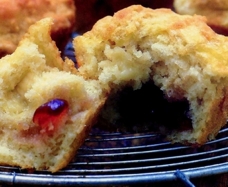 Muffins med brieost och rödvinbärsgelé