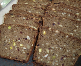 Grovt, glutenfritt nöt- och fruktbröd med berberis, dadlar, mandel, pistaschnötter och durramjöl