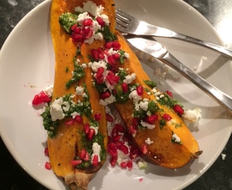 Ugnsbakad butternutpumpa med persisk pesto, feta och granatäpple