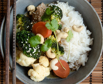 Vegetarisk wok med tofu och apelsin, cashewnötter och ingefära