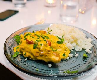 Kyckling i krämig jordnötssås med curry och mango