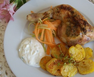 Ört- och vitlöksfylld kycklingklubba med tsatsiki och rostad potatis.
